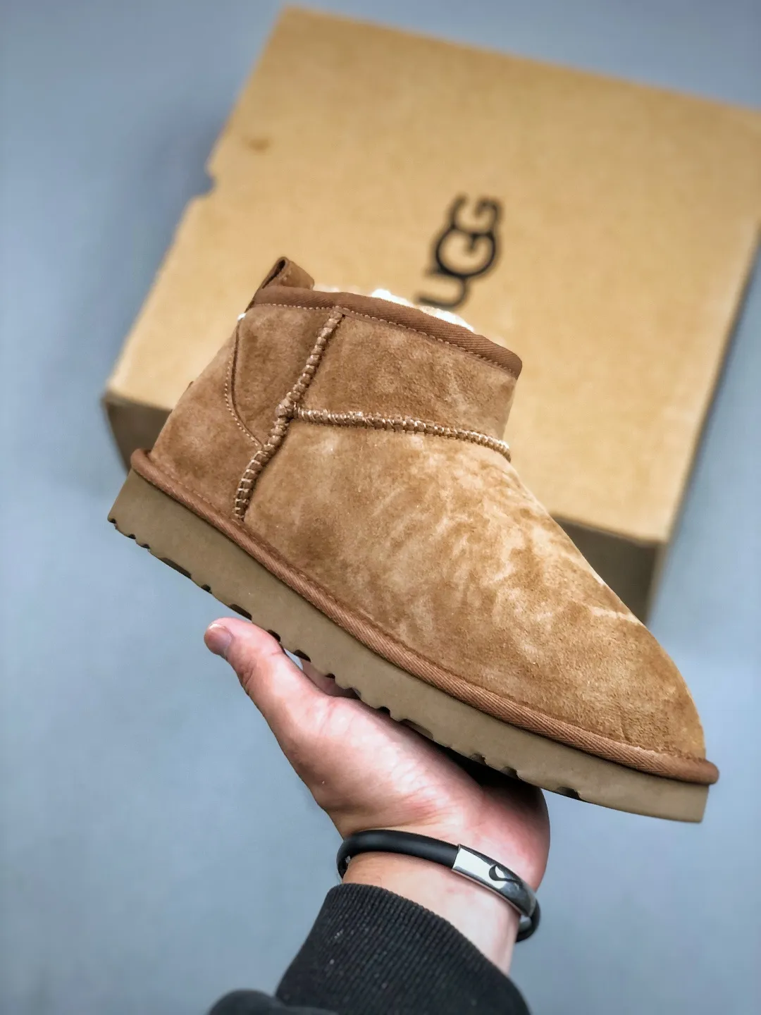 Local self-pickup 💰520 supports store placement. The top version on the market. UGG Mini thin-soled black short tube 1.5cm popular style. Produced by a major foreign trade factory in Guangzhou. Real sheep fur from toe to insole. Independent outer box packaging. Chip. Waterproof process. Different from any version on the market. 3cm thick sole, independently developed outsole, cashmere insole, keeping warm in winter, suitable for home use. In the new year, uug has launched a style series, which is partially geared towards the preferences of young consumers. It has also moved to the forefront of fashion trends. Shoe body material, water-repellent coated suede upper, 17mm UGGPURE™ implanted wool insole, lightweight non-slip and comfortable rubber outsole, with brand LOGO, and full packaging. Size: 35-44